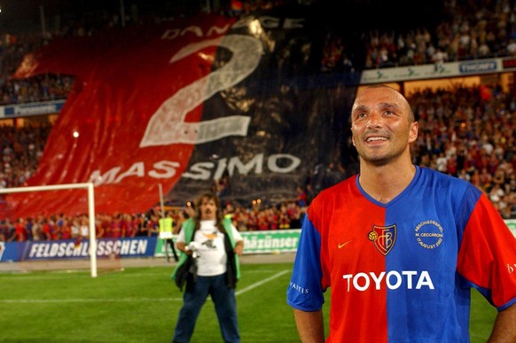 Der ehemalige FC Basel Verteidiger Massimo Ceccaroni wird am Samstag, 17. August 2002, im Stadion St. Jakobspark in Basel geehrt und vom FCB verabschiedet. (KEYSTONE/Markus Stuecklin)