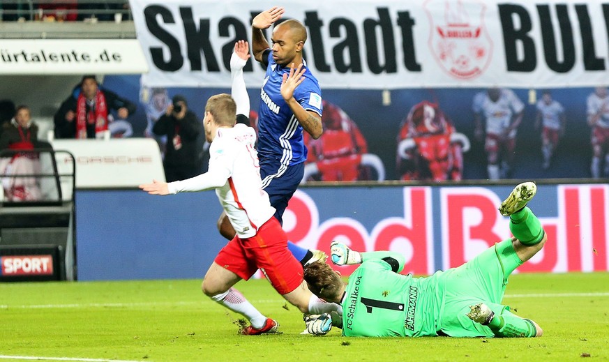 epa05658430 Leipzig&#039;s Timo Werner (L) is brought down by Schalke&#039;s goalkeeper Ralf Faehrmann (R) in the penalty box during the German Bundesliga soccer match between RasenBallsport Leipzig a ...