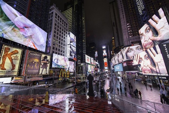 Open my Glade Pippilotti Rist am Times Square
https://pbs.twimg.com/media/C1sHfpbWEAEUgjQ.jpg
Twitter/timessquareNYC