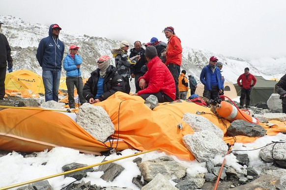 Bergsteiger im zerstörten Basislager am Mount Everest.