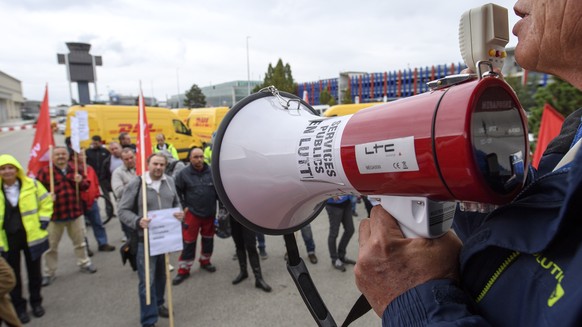 Des employes de Swissport et des membres du syndicat SSP/VPOD, ont exprimer leurs mecontentement et ainsi revendiquer une augmentation des salaires et pour lutter contre la precarite des conditions de ...