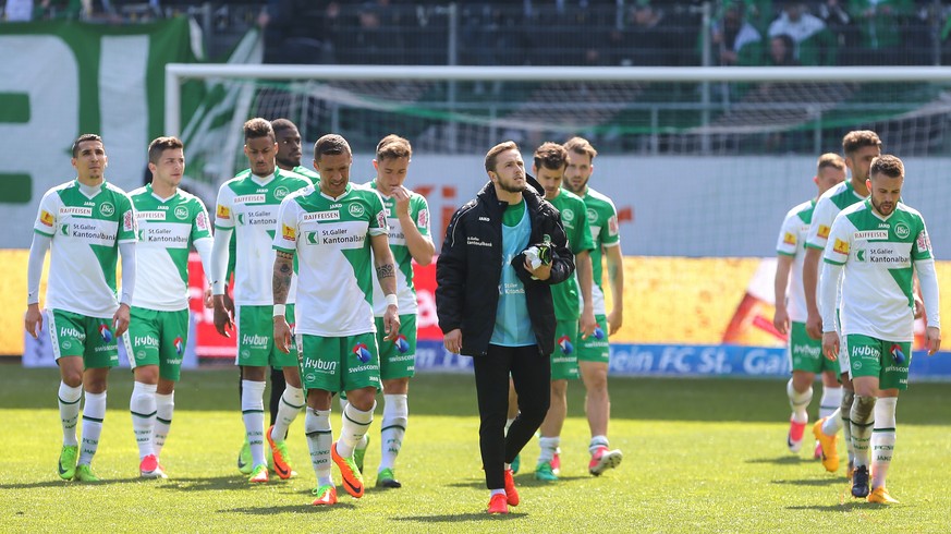 Viel Frust nach Spielschluss bei den Spielern des FC St. Gallen, aufgenommen am Sonntag, 23. April 2017, beim Fussball Super-League Spiel zwischen dem FC St. Gallen gegen den FC Thun im St. Galler kyb ...