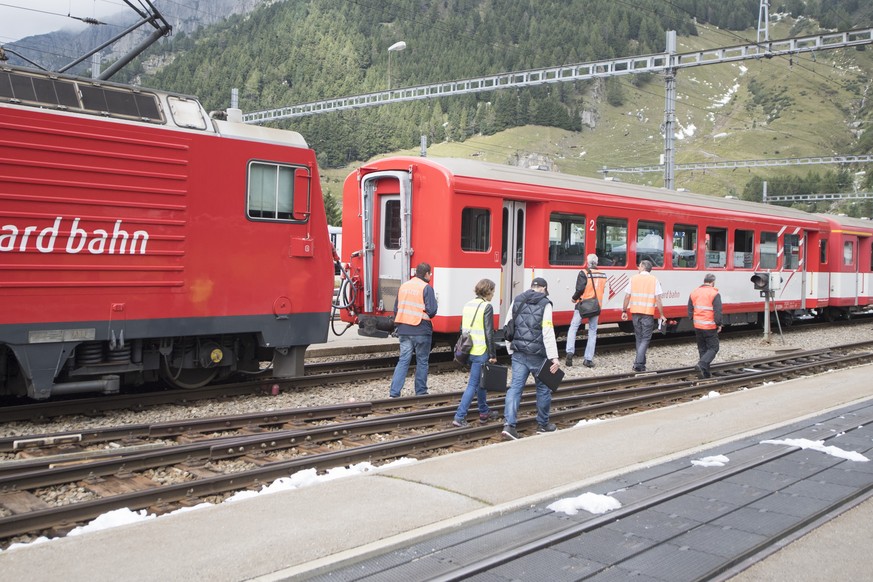Rescue workers stand next to the crashed train with 30 injured passengers at the Andermatt train station in the Canton of Uri, Switzerland, on Monday, September 11, 2017. (KEYSTONE/Urs Flueeler)

Rett ...