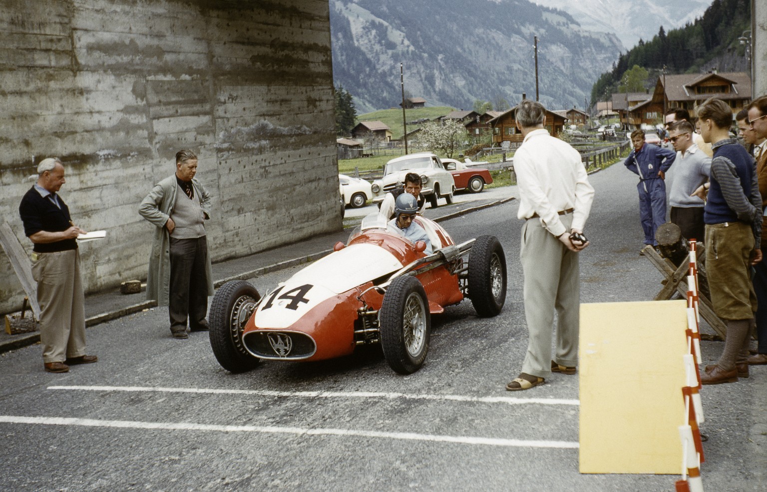 1959, Kandersteg, Nationales Bergrennen: Erwin Sommerhalder an der Startlinie in seinem Maserati 250F.