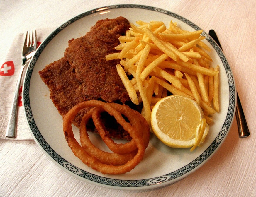 Schnitzel mit Pommes Frites (kurz &quot;Schnipo&quot;) sind in den Schweizer Restaurants weiterhin hoch im Kurs. Das Traditionsgericht ist laut Gastrosuisse weiterhin der Umsatzrenner. (KEYSTONE/Miche ...