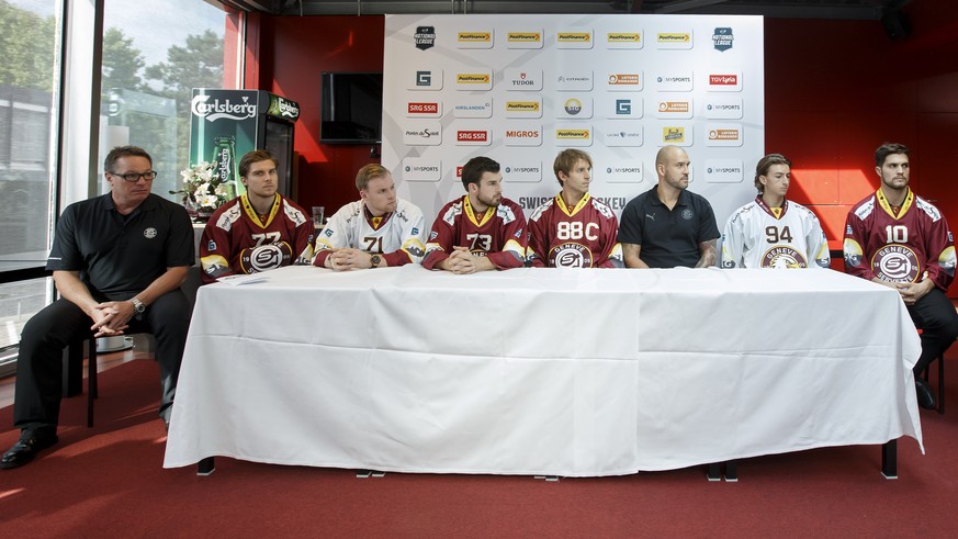 Geneve-Servette&#039;s Head coach Craig Woodcroft, right, and Geneve-Servette&#039;s General Manager Chris McSorley, left, sitting next to her players, from left to right, defender Henrik Toemmernes,  ...