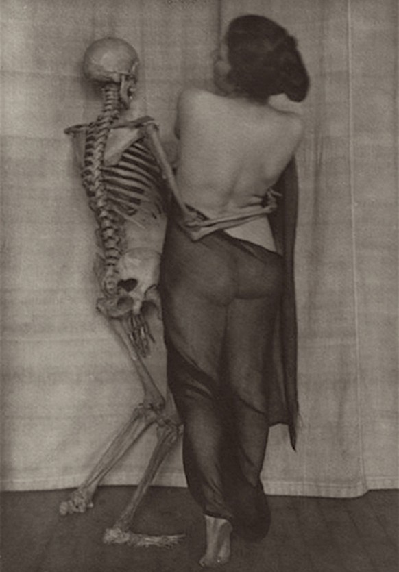 sex and death viktorianische aktfotografie skelett nackt http://sobadsogood.com/2017/09/17/apparently-skeleton-erotica-used-be-thing-victorian-age/