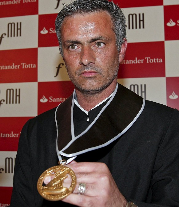 epa01674274 Portuguese coach of Italian soccer team Inter Milan, Jose Mourinho popses for photographers during a press conference after receiving his &#039;honoris causa&#039; doctor degree during a c ...