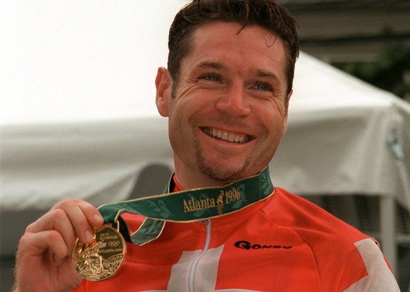 Switzerland&#039;s Pascal Richard poses with the gold medal he won in the men&#039;s Olympic cycling road race at the Centennial Summer Games in Atlanta on Wednesday, July 31, 1996. (KEYSTONE/AP Photo ...