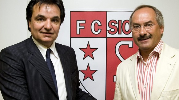 Christian Constantin, gauche, president du FC Sion sert la main du nouvel entraineur du FC Sion, Uli Stielike, droite, apres la conference de presse ce samedi 31 mai 2008 a Martigny. (KEYSTONE/Jean-Ch ...