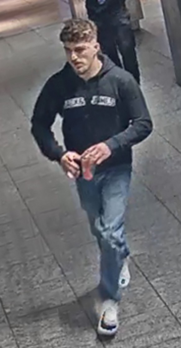 Nachrichten Linkding Ab sofort sind auf der Webseite der Kantonspolizei Bern unverdeckte Bilder von zwei Personen publiziert. Die gezeigten Personen werden dringend verdächtigt, am Freitag, 12. April 2024, in eine tätlich ...