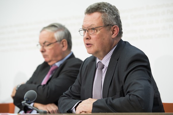 Urs Gasche, BDP-BE, rechts, spricht an der Seite von Jean-Francois Rime, SVP-FR, links, an der Medienkonferenz des ueberparteilichen Komitees &quot;Steuerreform JA&quot;, am Dienstag, 29. November 201 ...