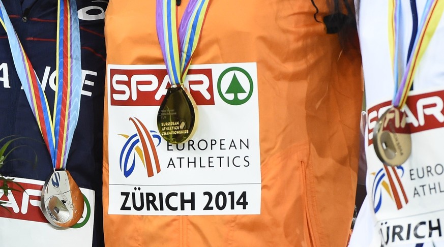 Der Grund, weshalb sich die Graveure ein wenig aufregten: Einigen Athleten wurde die Medaille verkehrt herum umgehängt. Hier der holländischen 100-Meter-Läuferin Dafne Schippers (Mitte). Damit es nich ...