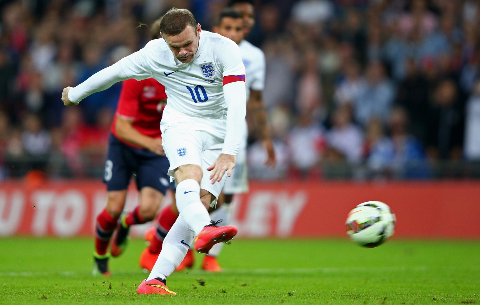 Voll drauf: Wayne Rooney hämmert einen Foulpenalty zum Siegtor ins Netz.