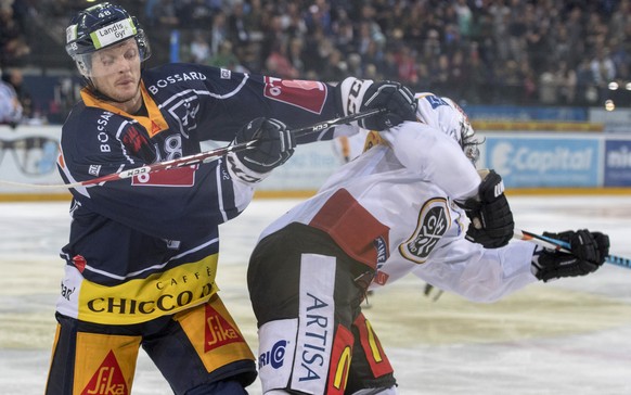 Carl Klingberg, links, von Zug, gegen Ryan Wilson, rechts, von Lugano beim Eishockey Meisterschaftsspiel zwischen dem EV Zug und dem HC Lugano am Samstag, 15. Oktober 2016, in Zug. (KEYSTONE/Urs Fluee ...