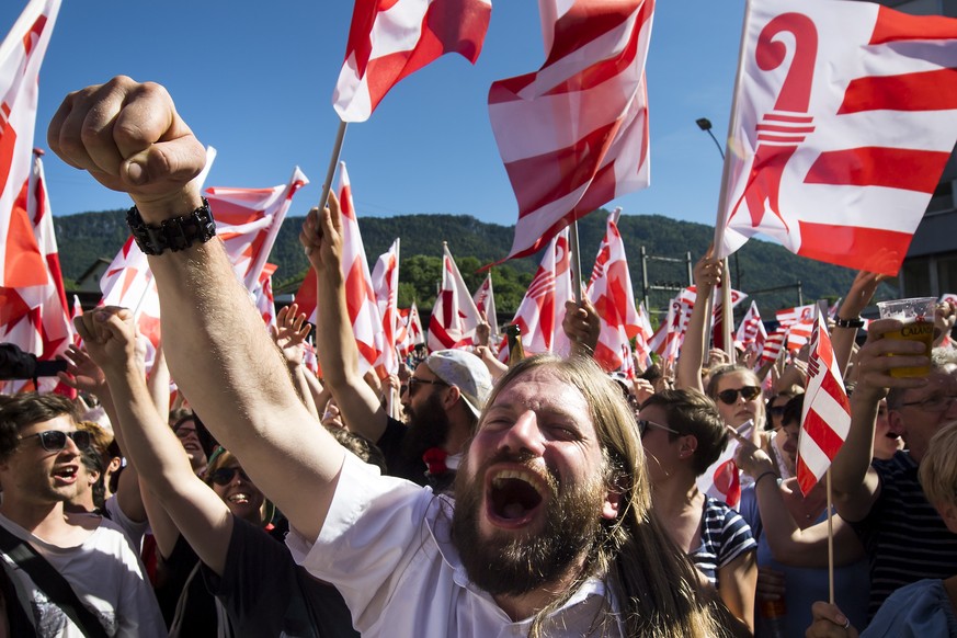 Les militants pro-jurassiens fete la victoire du &quot;Oui&quot; sur la place de la gare ce dimanche 18 juin 2017 a Moutier. Le 18 juin, les citoyens de Moutier doivent choisir entre le maintien dans  ...