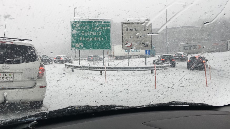 Es schneit und schneit.. Einfahrt Autobahn Pfäffikon SZ -&gt; Zürich steht still seit ca. 30 Minuten.
tel: null