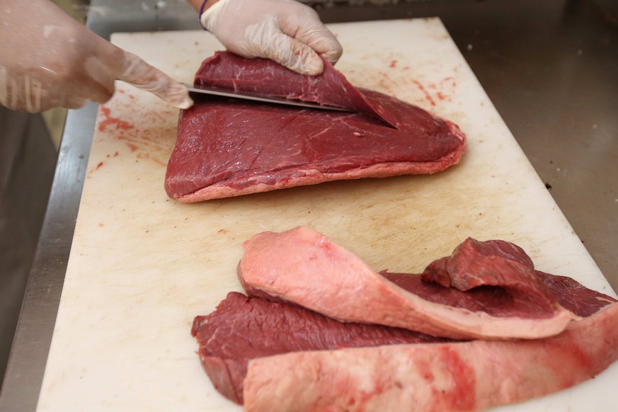 epa05868557 A chef prepares a piece of meat in a steakhouse, in Rio de Janeiro, Brazil, 24 March 2017. The meat industry in Brazil, one of the biggest in the country, is facing a crisis after the oper ...