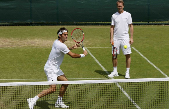 Mit Coach Stefan Edberg will Roger Federer sich jeden Tag weiter verbessern.