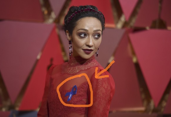 Und was hat dieses blaue Band zu bedeuten, das Ruth Negga