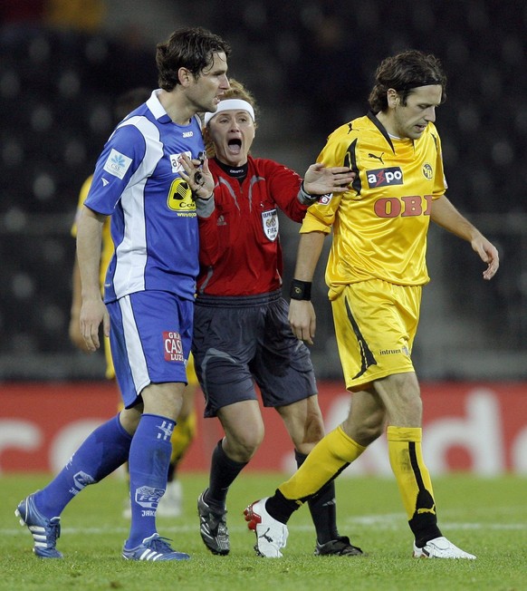 Schiedsrichterin Nicole Petignat muss gegen den Berner Carlos Varela, rechts, und den Luzerner Gerardo Seoane eingreifen, im Meisterschaftsspiel der Fussball Super League zwischen Young Boys Bern und  ...