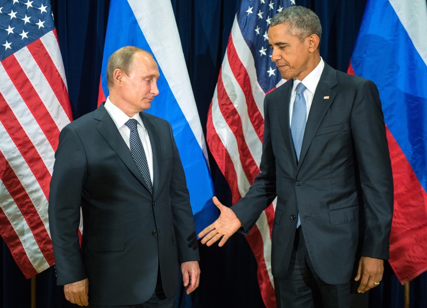 epa04955054 Russian President Valdimir Putin (L) and US President Barack Obama (R) shake hands for the cameras before the start of a bilateral meeting at the United Nations headquarters in New York Ci ...