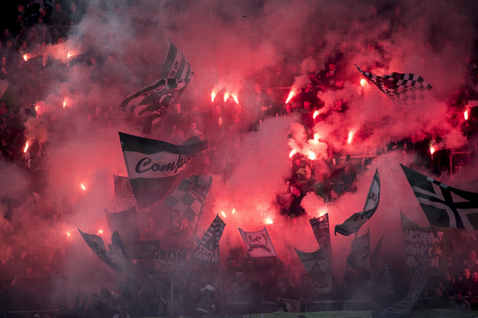 Pyros und Fahnenmeer der St.Galler Fans.