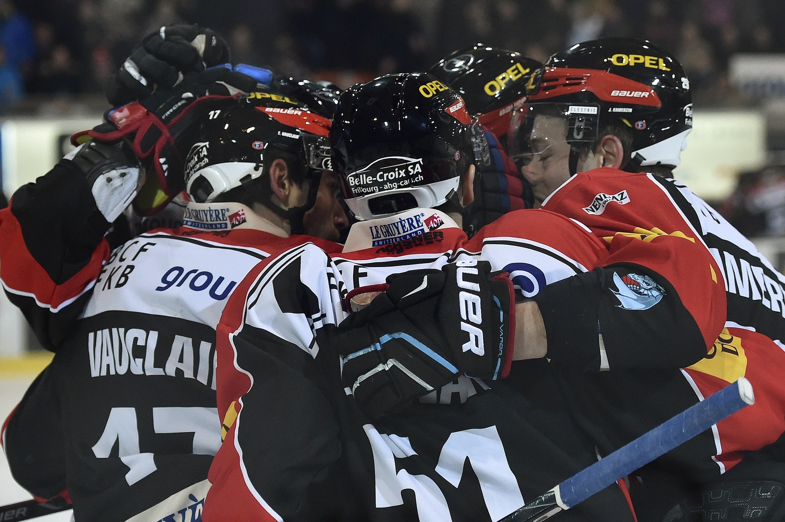 Fribourgs Spieler feiern den Treffer zum 1:2 im Eishockey Meisterschaftsspiel der National League A zwischen dem HC Fribourg Gotteron und dem HC Ambri Piotta, am Samstag, 31. Januar 2015, in der BCF A ...