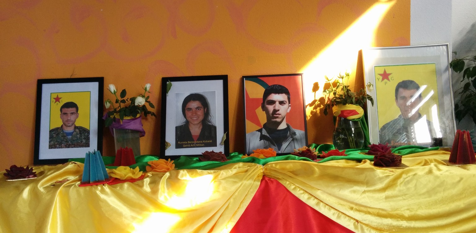 Märtyrer-Galerie beim Kurdischen Kulturverein in Zürich: Die Selbstmordattentäterin Arin Mirkan (2. v. l.) sprengte sich in Kobane in die Luft und riss angeblich Dutzende IS-Kämpfer mit in den Tod.