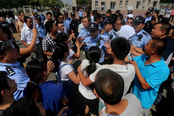 Angehörige der Opfer protestieren in Tianjin.