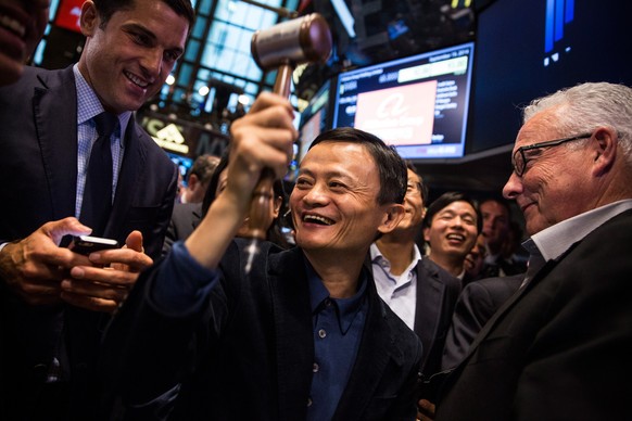 Alibaba-Gründer Jack Ma feiert den Börsengang seines Unternehmens.