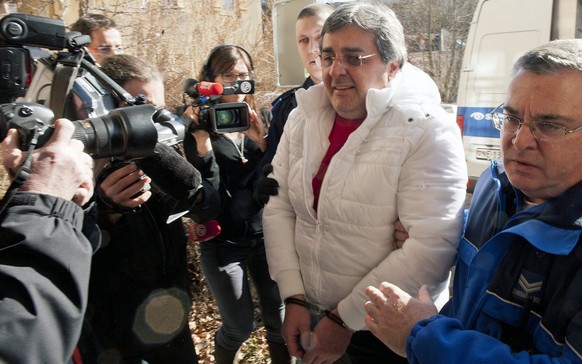 Bulat Chagaev, ancien president de Neuchatel Xamax, lors de son arrivee, menotte, au tribunal de Boudry NE, ce mercredi 29 fevrier 2012. (KEYSTONE/Sandro Campardo)