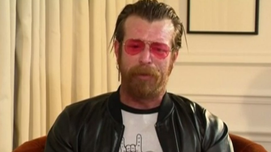 Von Emotionen übermannt: Jesse Hughes im Interview mit dem Sender itele.