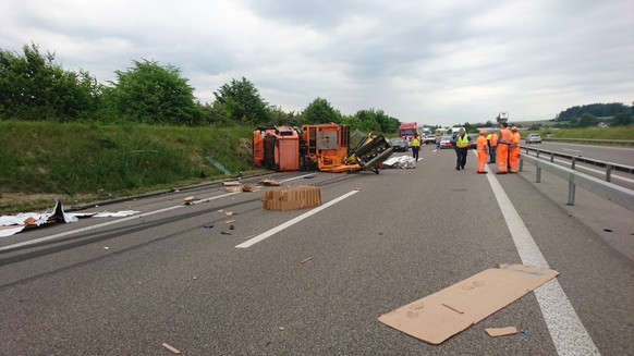 Der Lastwagen kollidierte mit einem Baustellenfahrzeug.