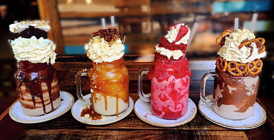 milkshakes from hell überladen süss dessert zucker zuckerbombe usa amerika amerikanisches essen food http://www.flashofgold.com/indulge-in-2016s-sweetest-food-trend-extravagant-milkshakes/