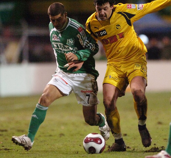 Der St. Galler Davide Calla, links, im Zweikampf um den Ball mit dem Berner Xavier Hochstrasser, rechts, im Fussballspiel FC St. Gallen gegen den BSC Young Boys, am Samstag, 1. Dezember 2007, im Stadi ...