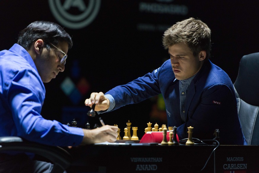 Viswanathan Anand notiert, Magnus Carlsen (rechts) ist am Zug.
