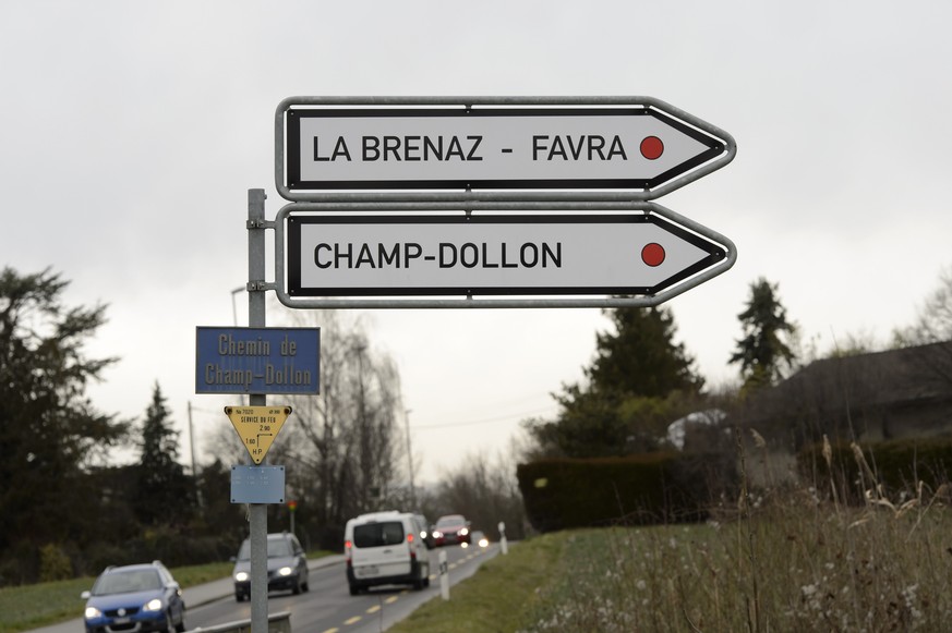Deux panneaux qui indiquant la direction des prisons de Champ-Dollon de la Brenaz et Favra, photographier, ce jeudi 27 fevrier 2014 a Geneve. Un second acte de rebellion est en cours ce jeudi apres-mi ...