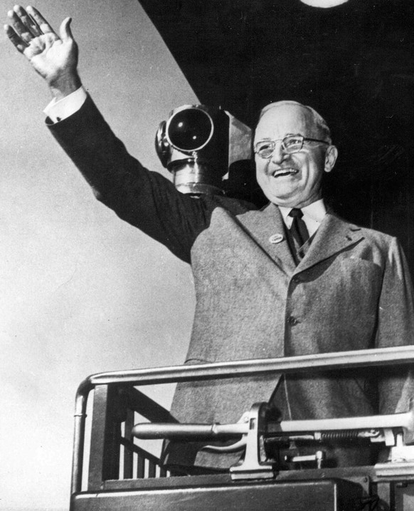 Der 33. Praesident der Vereinigten Staaten, Harry S. Truman, hier bei einer Wahlkampfrede fuer seine Partei, die Demokraten, in Fargo, North Dakota, 1952, starb vor 25 Jahren am 26. Dezember 1972. Tru ...