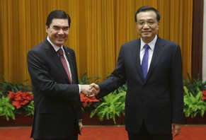 Der turkmenische Präsident Gurbanguly Berdimuhamedov schüttelt die Hand des Chinesischen Premiers Li Keqiang: Die Beziehungen zwischen China und dem 1949 einverleibten Turkmenistan sind kompliziert.&n ...