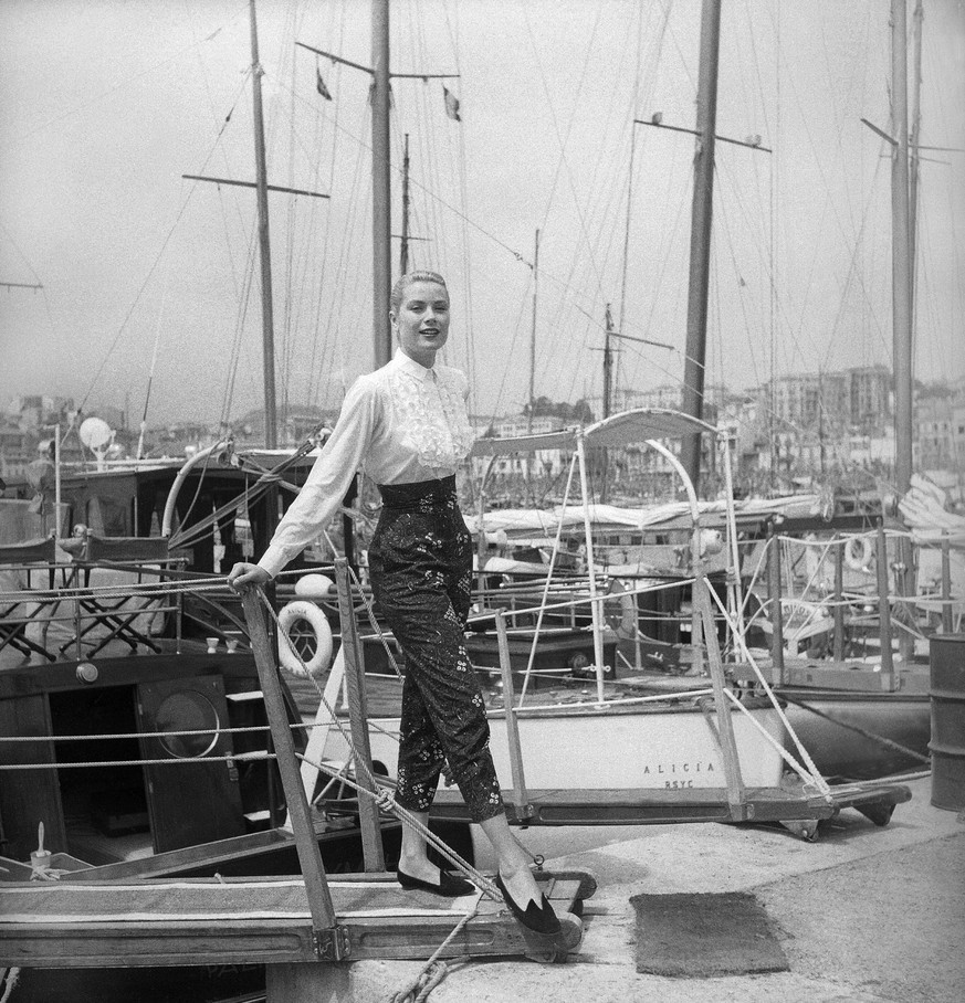 1955:&nbsp;Noch posiert die Amerikanerin Grace Kelly ganz unbeschwert im Hafen von Cannes. Sie weiss wohl noch nicht, dass sie in diesen Tagen Fürst Rainier von Monaco kennen lernen wird. Es wird das  ...