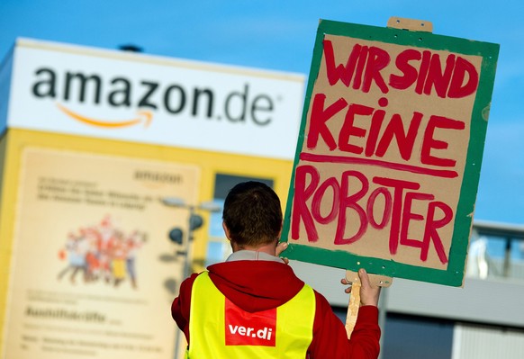 Ein Angestellter an einer Demo in Leipzig im Oktober 2014. 