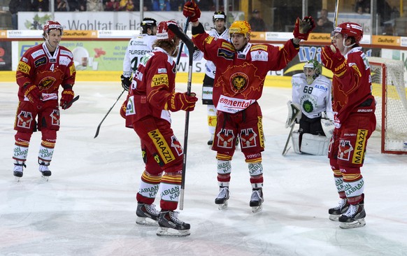 Die Langnauer Toptorschützen Chris DiDomenico und Anton Gustafsson (Mitte) jubeln mit ihren Teamkollegen.