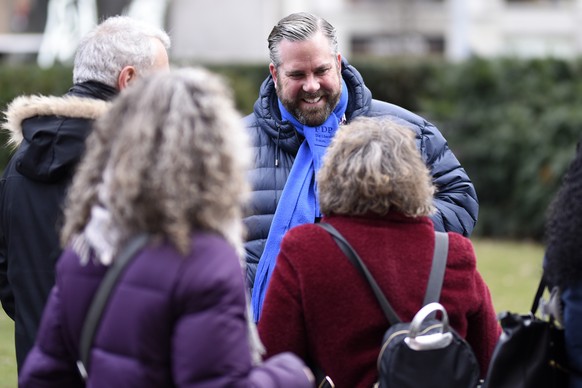 Thomas Vogel im Gespraech mit einem Passanten, fotografiert an einem oeffentlichen Anlass zu den kommenden Kantons- und Regierungsratswahlen, am Samstag, 23. Februar 2019, in Zuerich. (KEYSTONE/Melani ...