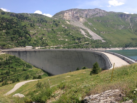 Bis auf die Staumauer gehört auf diesem Bild nicht viel zur Schweiz.