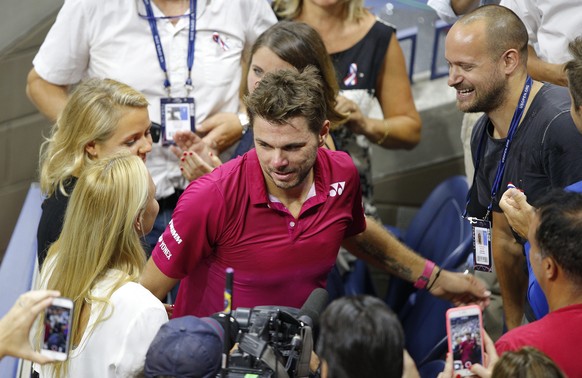 epa05535811 Stan Wawrinka of Switzerland celebrates with family members after defeating Novak Djokovic of Serbia during the men&#039;s final on the final day of the US Open Tennis Championships at the ...