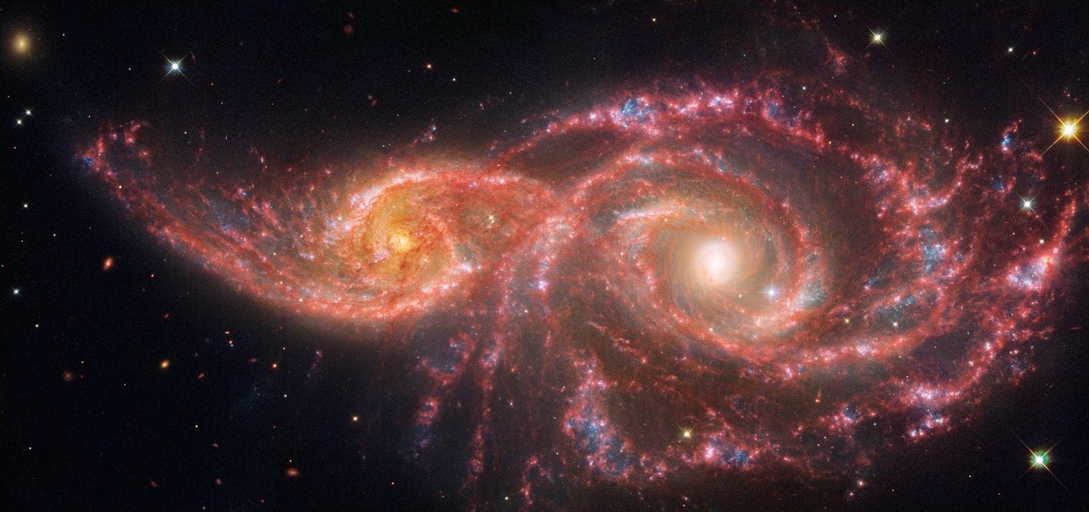 Nachrichten Linkding Bei diesen Augen handelt es sich in Wirklichkeit um die Kerne von zwei Galaxien. Die kleinere Spiralgalaxie auf der linken Seite ist IC 2163. Sie hat sich langsam hinter die größere Galaxie NGC 2207 „ ...