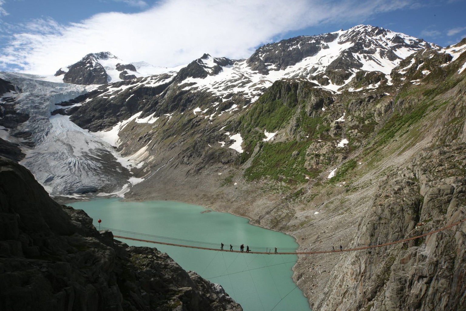 Die neueTriftbruecke unterhalb des Triftsee und des Triftgletscher im Sustengebiet wurde am Freitag 12. Juni 2009 eroeffnet und ist ab sofort fuer die Wanderer begehbar. Die neue Triftbruecke ist mit  ...