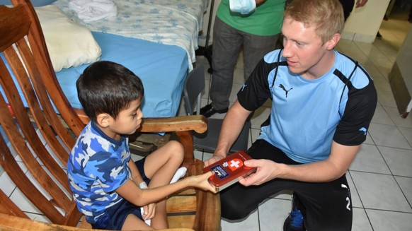 Beim Besuch krebskranker Kinder werden Geschenke aus der Schweiz überreicht.