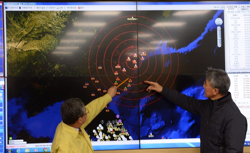 Zwei Meteorologen analysieren den Erdstoss, den der Wasserstoffbomben-Test verursacht hat.